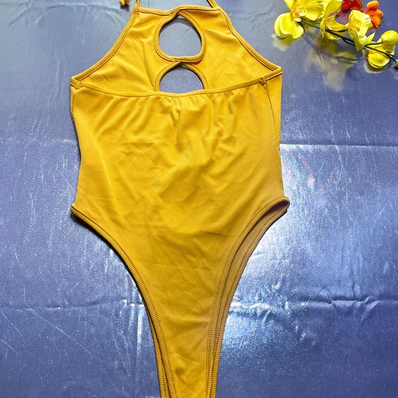 Spectacular bodysuit with circular designs on the front and semi-open back - Picture 3 of 5